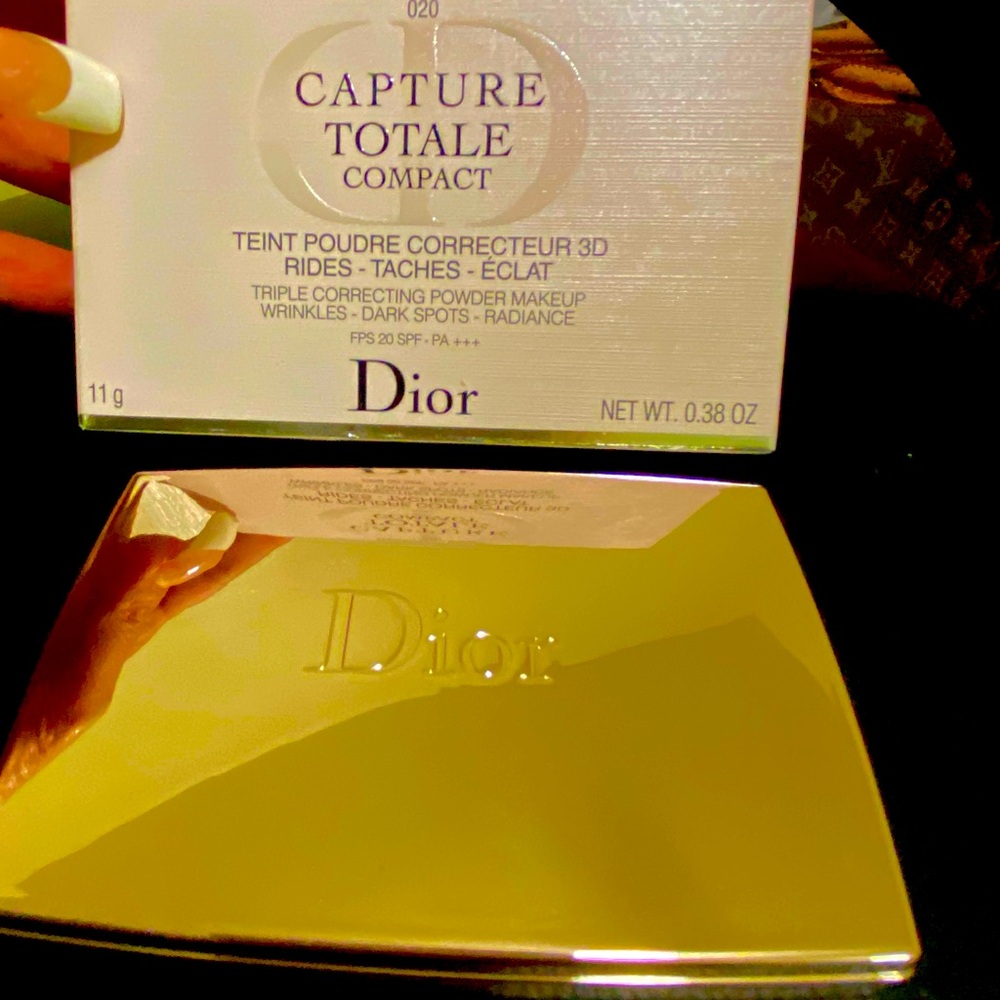 DIORS Capture Totale pressed powder  Shade (020)